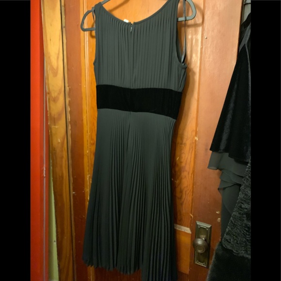 BOUTIQUE EVENT WEAR SIMPLE STUNNER - Picture 3 of 3